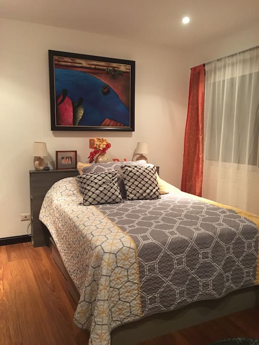 Habitación que podrás utilizar durante tu estadía, cama queen. Black out si eres dormilón (a).