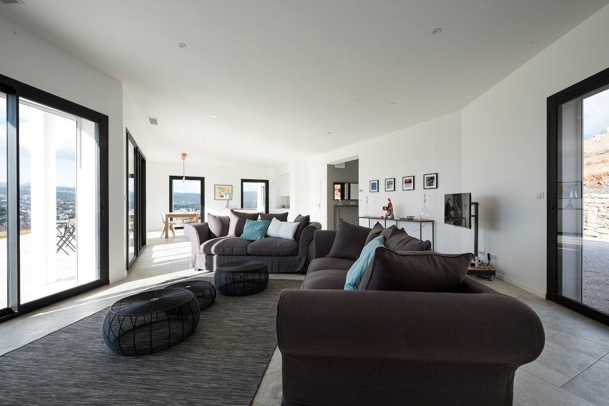 Annonce Airbnb populaire: Villa Mita, 360° view of the coves and Cassis à Cassis