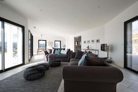 Popular Airbnb listing: Villa Mita, 360° view of the coves and Cassis in Cassis