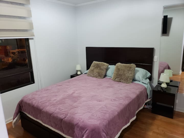 Habitación principal con baño propio.