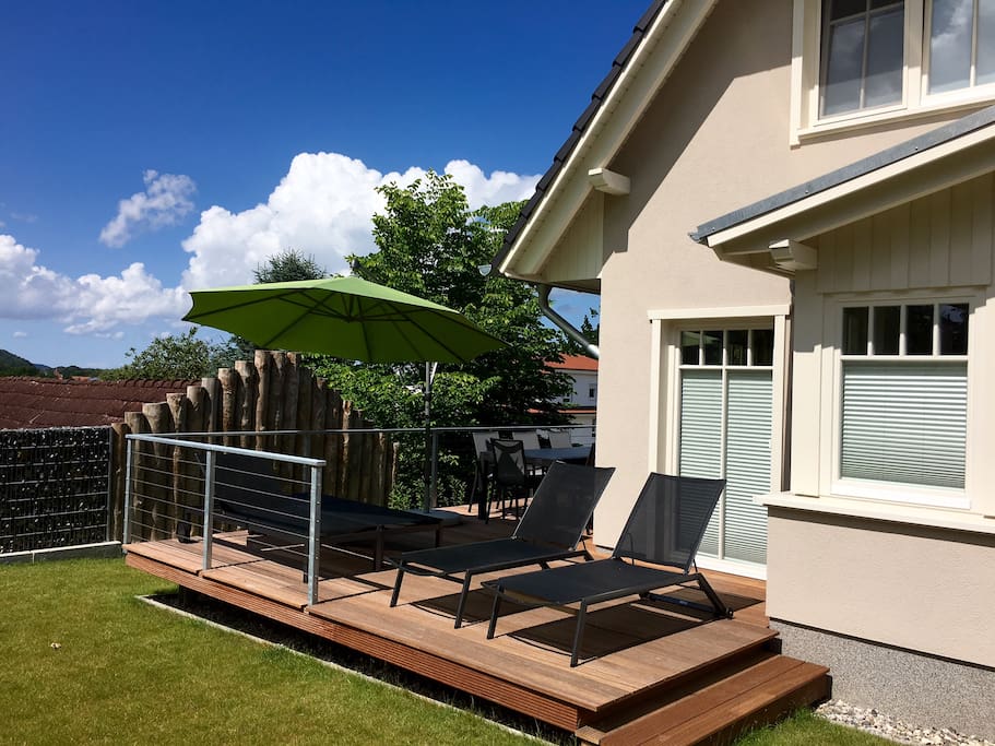 mit großer Terrasse