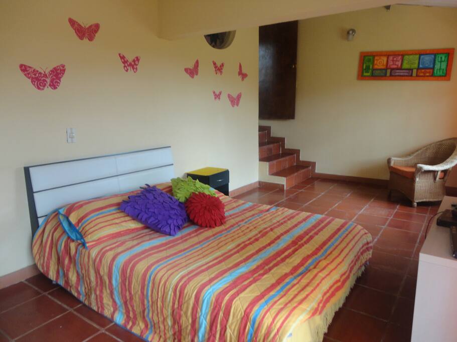 habitacion principal amplia y confortable con television y directv