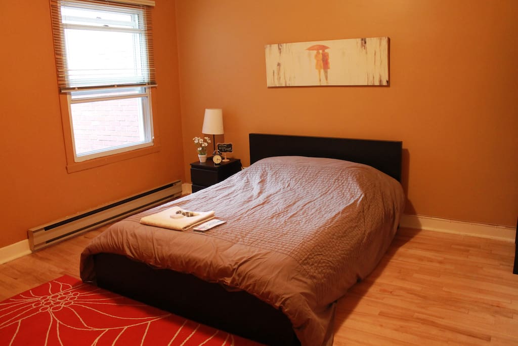 2ème grande chambre avec des espaces de rangement