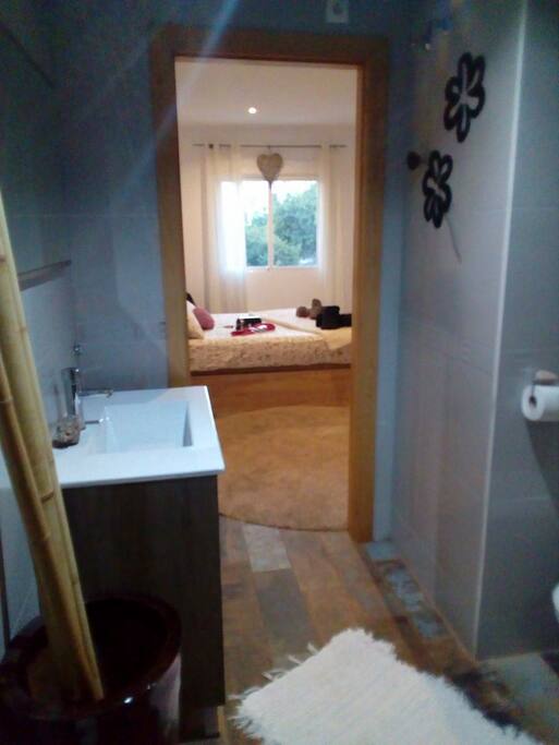 Baño incorporado en habitación de matrimonio.