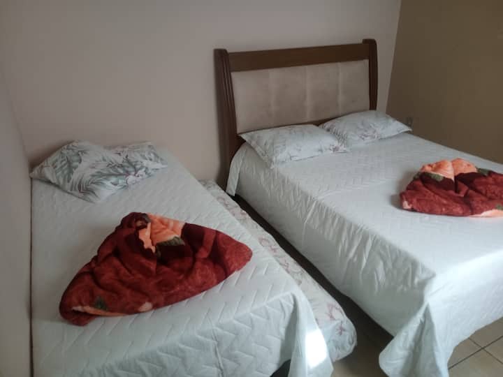 Dormitorio con una cama doble y 1 cama individual con una cama auxiliar y capacidad para 4 personas. Con ventilador de techo.