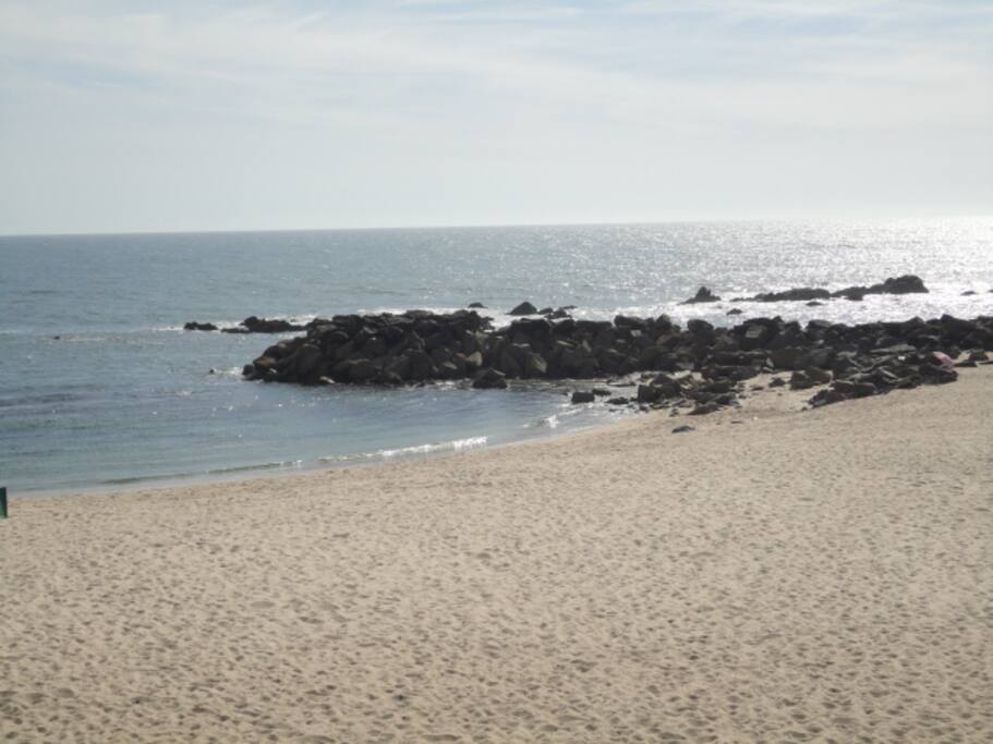 Praia a 300 metros com esplanadas