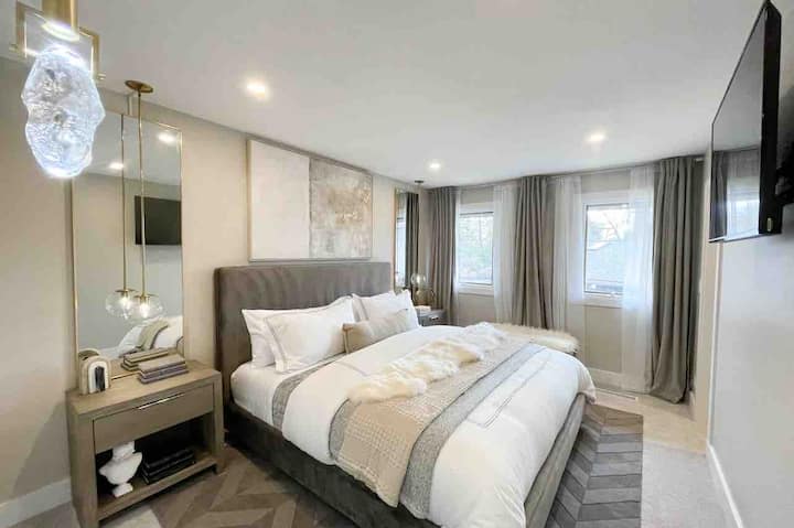 Dormitorio #6 Sumérgete en el abrazo de este acogedor dormitorio tamaño king, tu rincón privado para la relajación envuelto en tonos suaves, neutros y elegante comodidad.