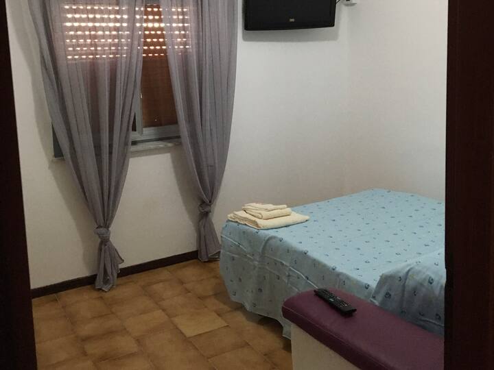 غرفة نوم مع نافذة