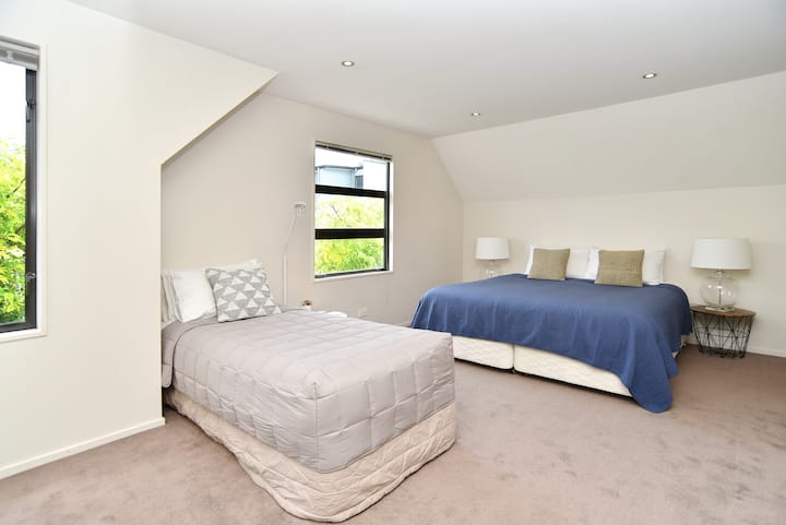 Spálňa 2, na poschodí, je hlavná spálňa - s manželskou posteľou King a jednolôžkom.