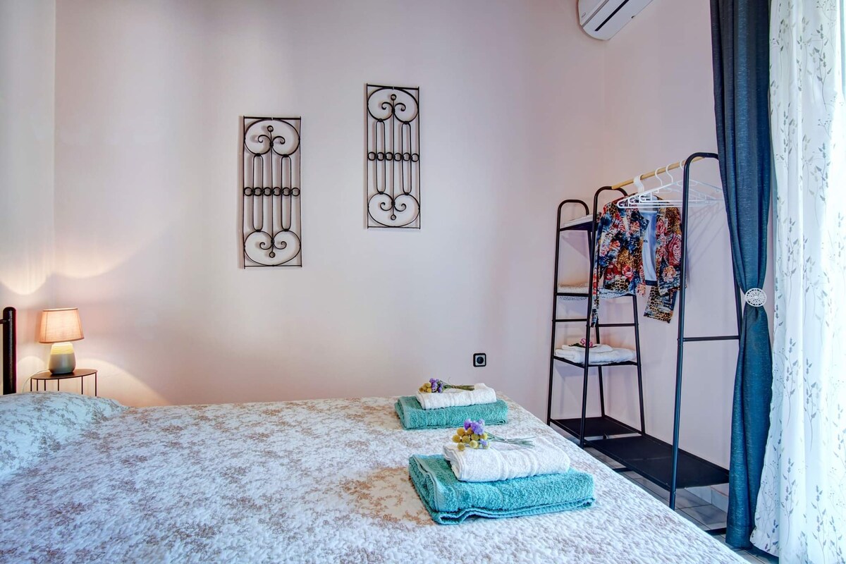 חדר השינה הראשי משקיף על ההרים