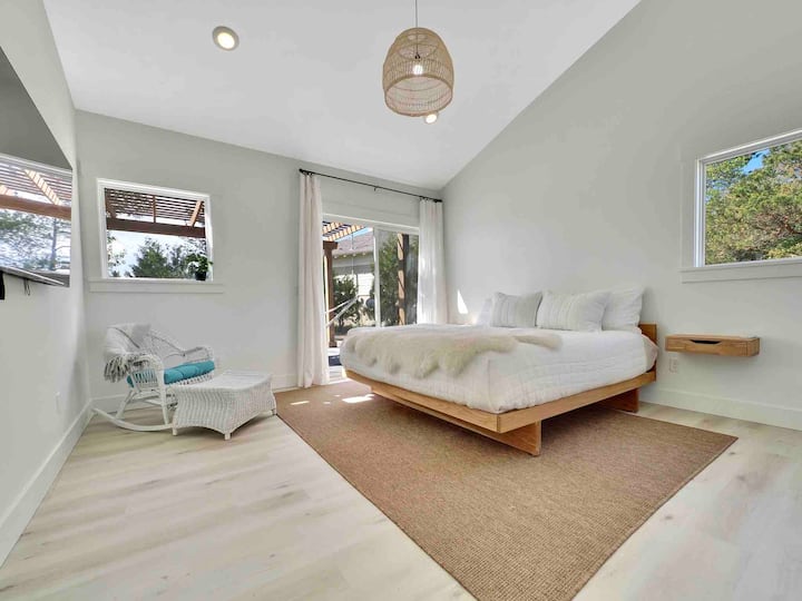 加大双人Tempur-pedic床垫、过敏原床罩、平板电视和通往露台的无台阶滑动门。宁静的北欧风情。