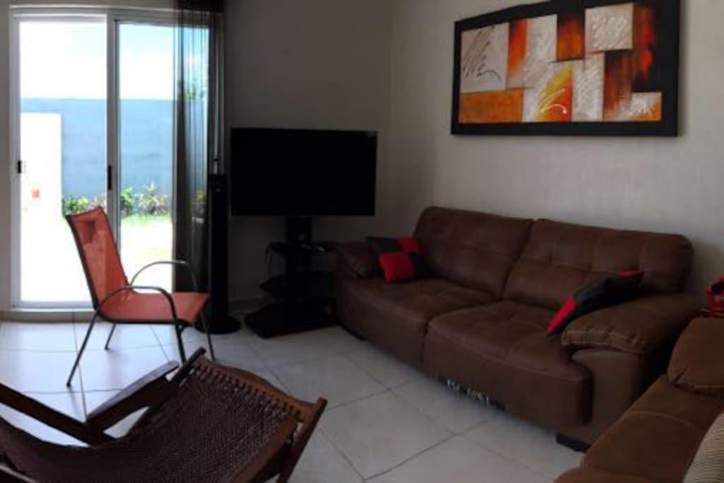 Sala - Comedor con tv de 48" con cable, wifi y acceso a patio.