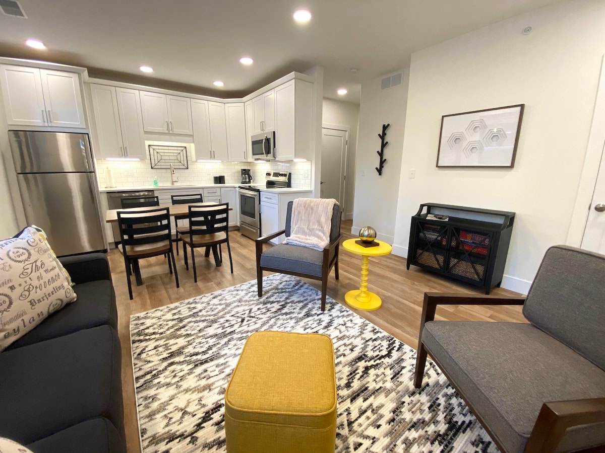 منطقة معيشة عصرية مشرقة مع سرير إضافي لضيوف 2. الكثير من البطانيات والوسائد للجلوس والاسترخاء. مقاعد 4 أشخاص لتناول العشاء. مطبخ كامل ، مع لوازم تحضير الوجبات لإعداد وجباتك الخاصة. تلفزيون ذكي وواي فاي سريع. 