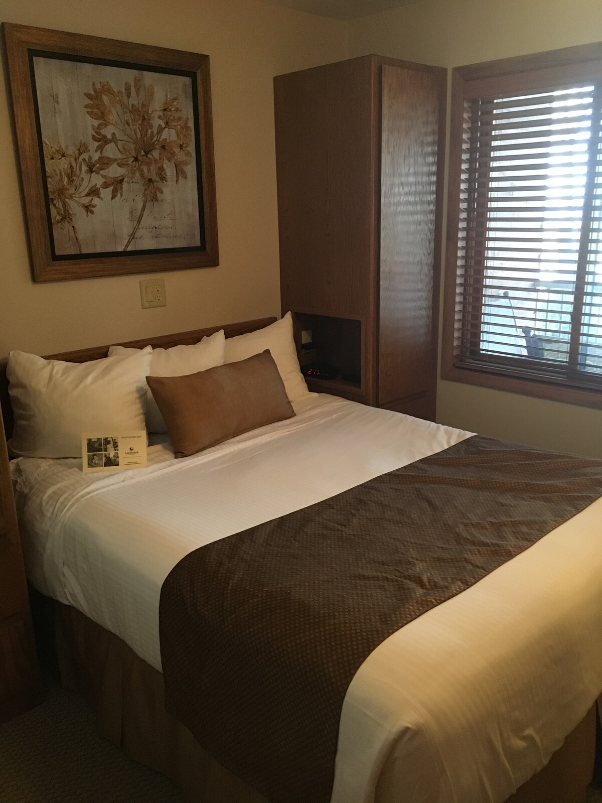 ห้องนอนชั้นหลักพร้อมวิวทะเลสาบ