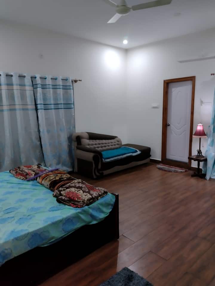 Chumba cha kitanda cha ghorofa ya juu kilicho na kitanda cha ukubwa wa mfalme ambacho kinaweza kulala vizuri watu wazima watatu wa wastani na sofa ya kupumzikia ambayo inaweza kulala moja