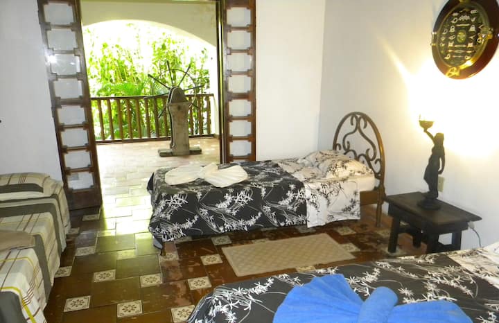 Მეორე სართულის საძინებელი, 3 ერთადგილიანი საწოლითა და ორსართულიანი საწოლით, რომელიც ფოტოზე არ არის.