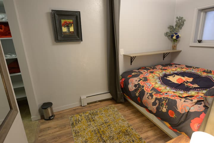 Menšia manželská posteľ v spálni