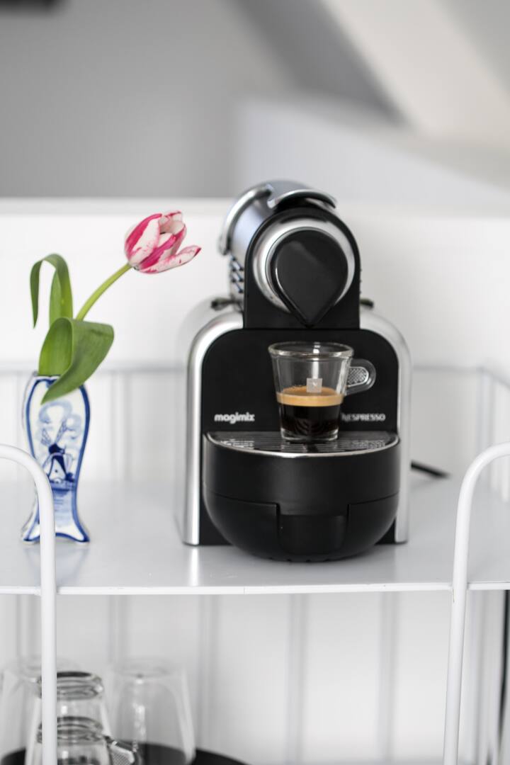 Nespresso-machine en waterkoker in de suite
