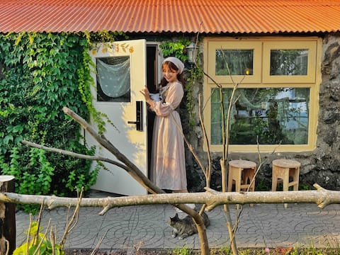 Bell's Cabin [Fairytale Sensibility, Snapshot, Private House]