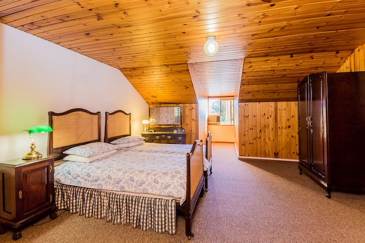 Due letti singoli e un sacco di spazio nell'armadio