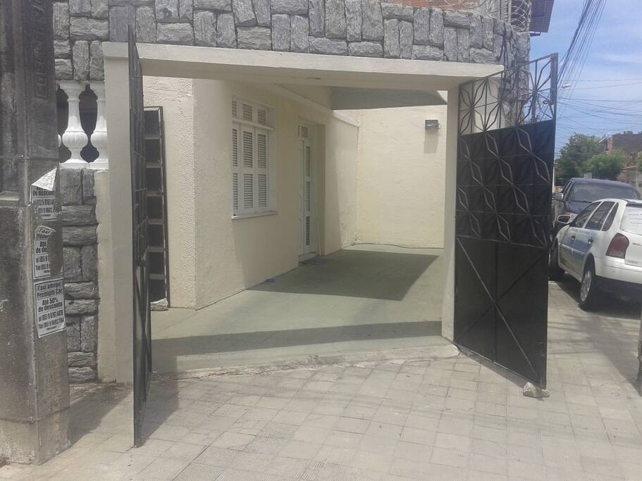 Entrada da garagem para 2 carros.