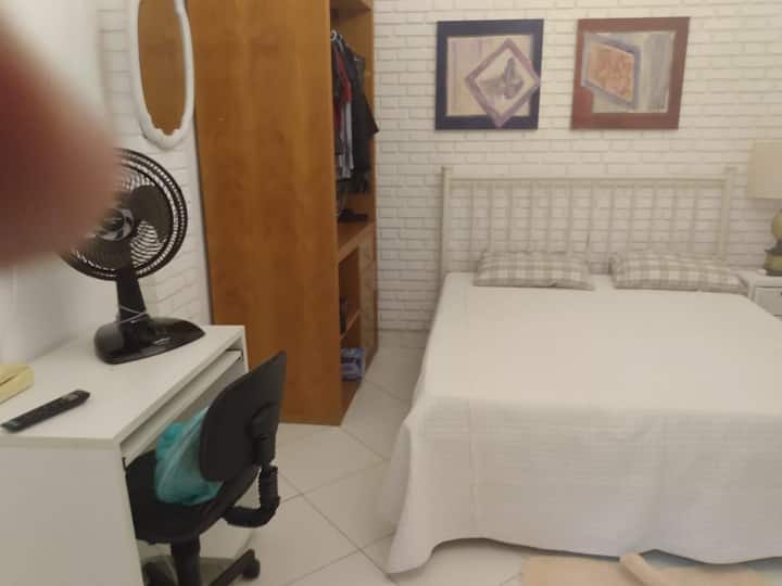ห้องสวีท 6 - ถัดจากโรงรถ เตียงควีนไซส์และห้องน้ำขนาดเล็ก