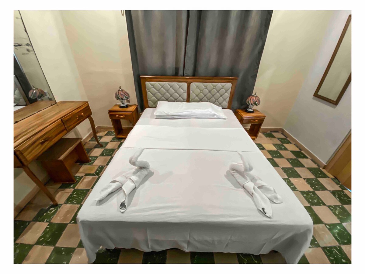 ДВА КОМПЛЕТА КРПИ И ЕДЕН ДУШЕК.