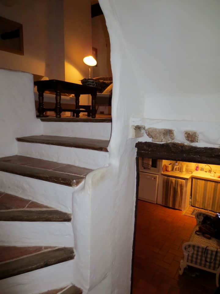 Kamenné schody z kuchyne do obývacej izby