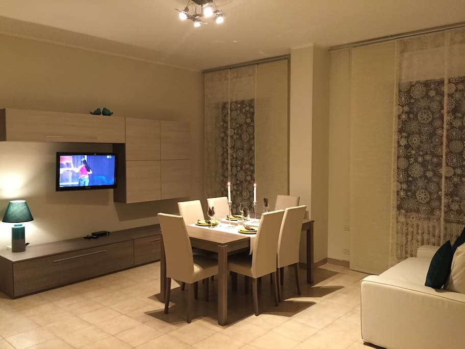 La sala con la zona pranzo e il Tv LCD