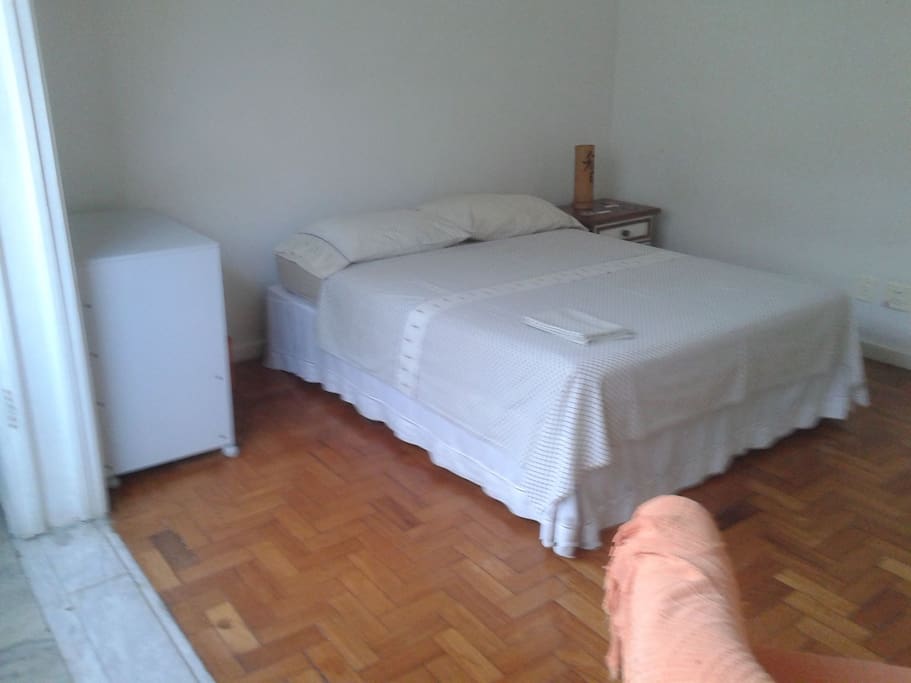 O mesmo quarto preparado para casal.