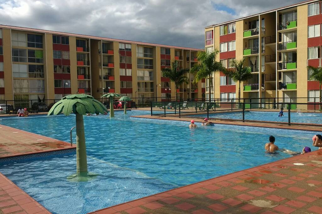 Piscinas comunales, conjunto residencial.