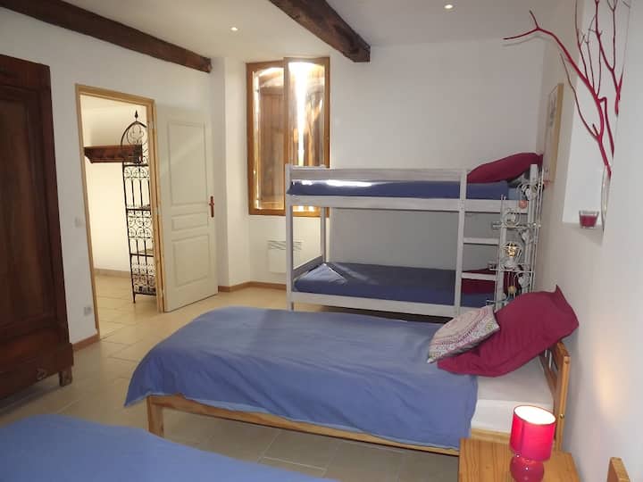 Habitación en la planta baja. 4 camas individuales de  90 de las cuales 2 gemelas se pueden juntar para hacer una cama de 140 x 190