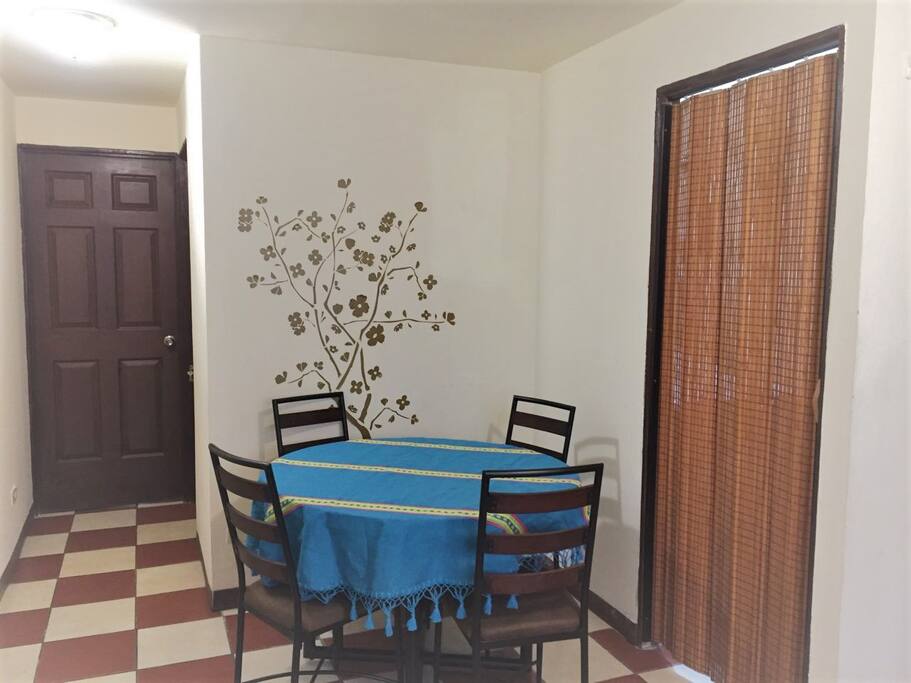 Tiene un comedor para 4 personas