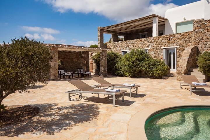 Elegant Seaside Villa, great views, infinity pool gallery image 4