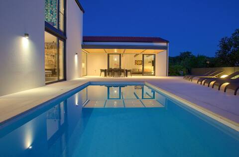 CASA FORMA By The Sea With Heated Pool
