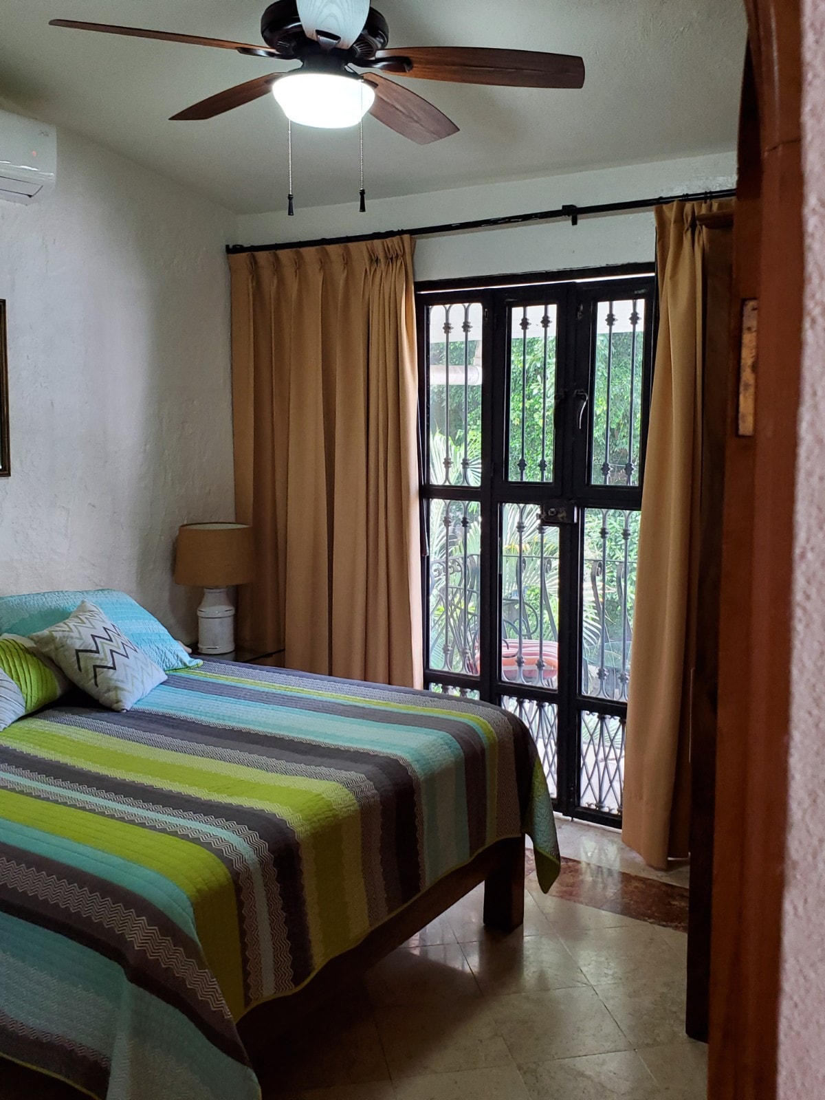 חדר שינה ראשי עם שידת ארון בעבודת יד, הרבה חדרי ארונות עם מדפים ואזור לתליית בגדים והרבה מגבות ומצעים. מרפסת פרטית עם אותן דלתות זכוכית מברזל מחושל כמו בסלון וברחבי הסלון. 