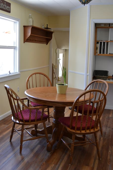 Eat-in kitchen for 4-6 seating.