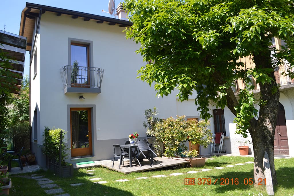 casa vista dal giardino