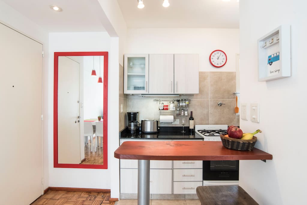 29- Breakfast bar integrated with the kitchen.