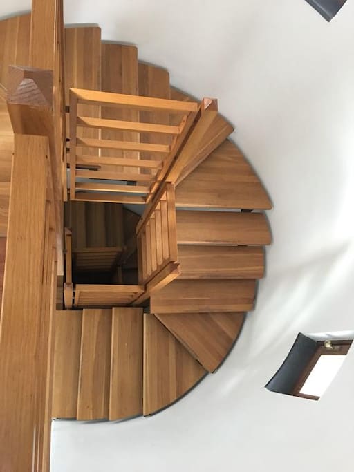 scale interne la villa per l'accesso alle camere