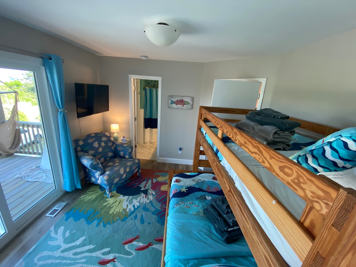 C'est le Bunk Room du coin lecture. La chambre superposée a le thème des enfants et dispose de la chaise de lecture la plus confortable de la planète, même si elle doit être récupérée rapidement. Le lit superposé est un lit jumeau sur le dessus et double sur le fond.