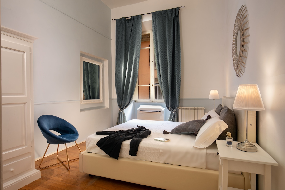 ..nezabudnite na druhú spálňu!

Pohodlný a štýlový priestor s mäkkým matracom  a priestranným šatníkom.