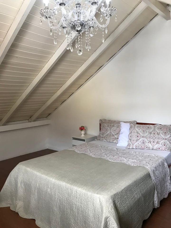 Dhoma e gjumit 1.  Mezzanine me ajër të kondicionuar dhe krevat dopio. 
(Nëse kërkohet dyshek shtesë)