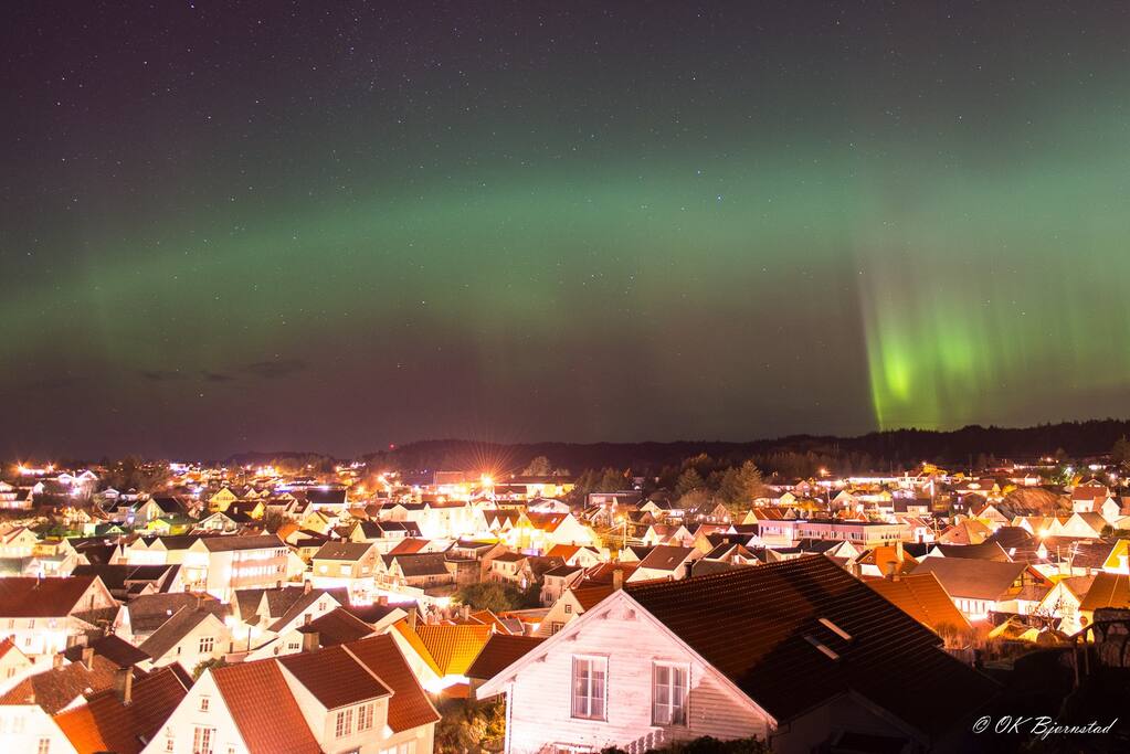 Beautiful photo of our house under the Northern lights taken by our friend Oskar Bjørnestad.