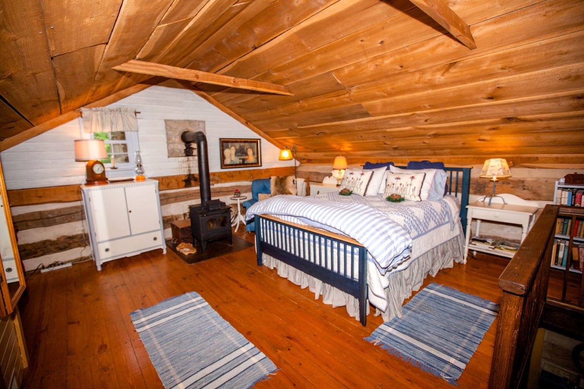 Settle down in the loft bedroom, let go of the stress, and catch up on that well-deserved sleep you’ve been missing. Plenty of closet and dresser space allows you to move in and feel right at home. A little library provides plenty of reading material