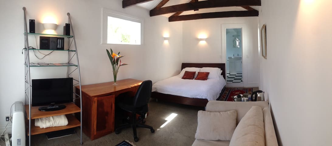 Studio in Grey Lynn with Ensuite.