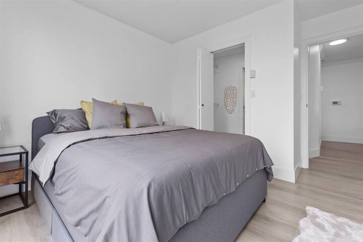 Beautiful 2bd apt/ heart d/town gallery image 5