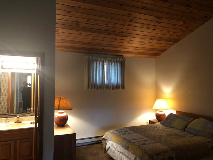 Chambre loft avec salle de bain complète et lit queen size.