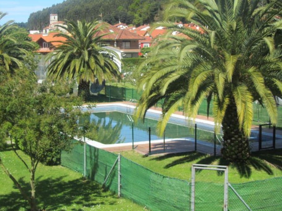 Piscina y cancha de tenis en urbanizacion privada