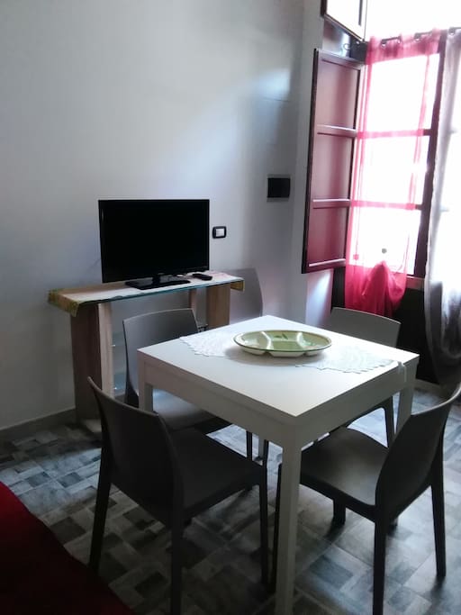 Ingresso soggiorno angolo TV e divano letto.